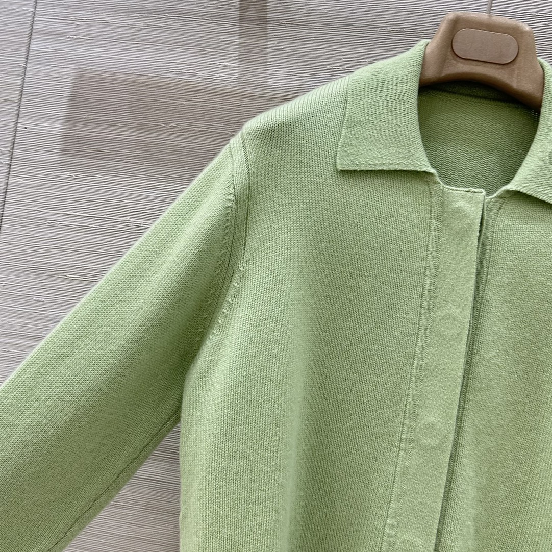 High-End Women’s Suit with Custom Metal Fittings and Velvet Details - 图片 3