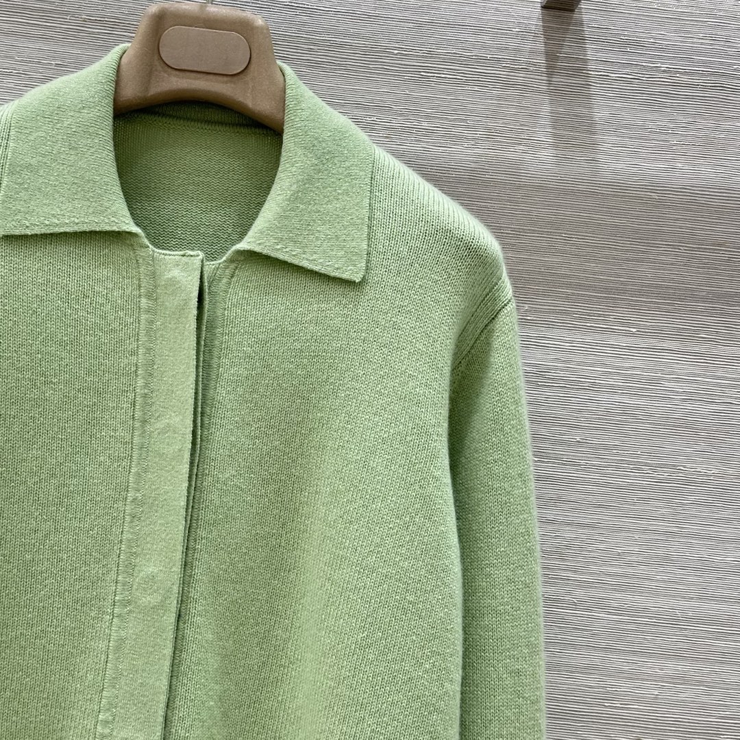 High-End Women’s Suit with Custom Metal Fittings and Velvet Details - 图片 4