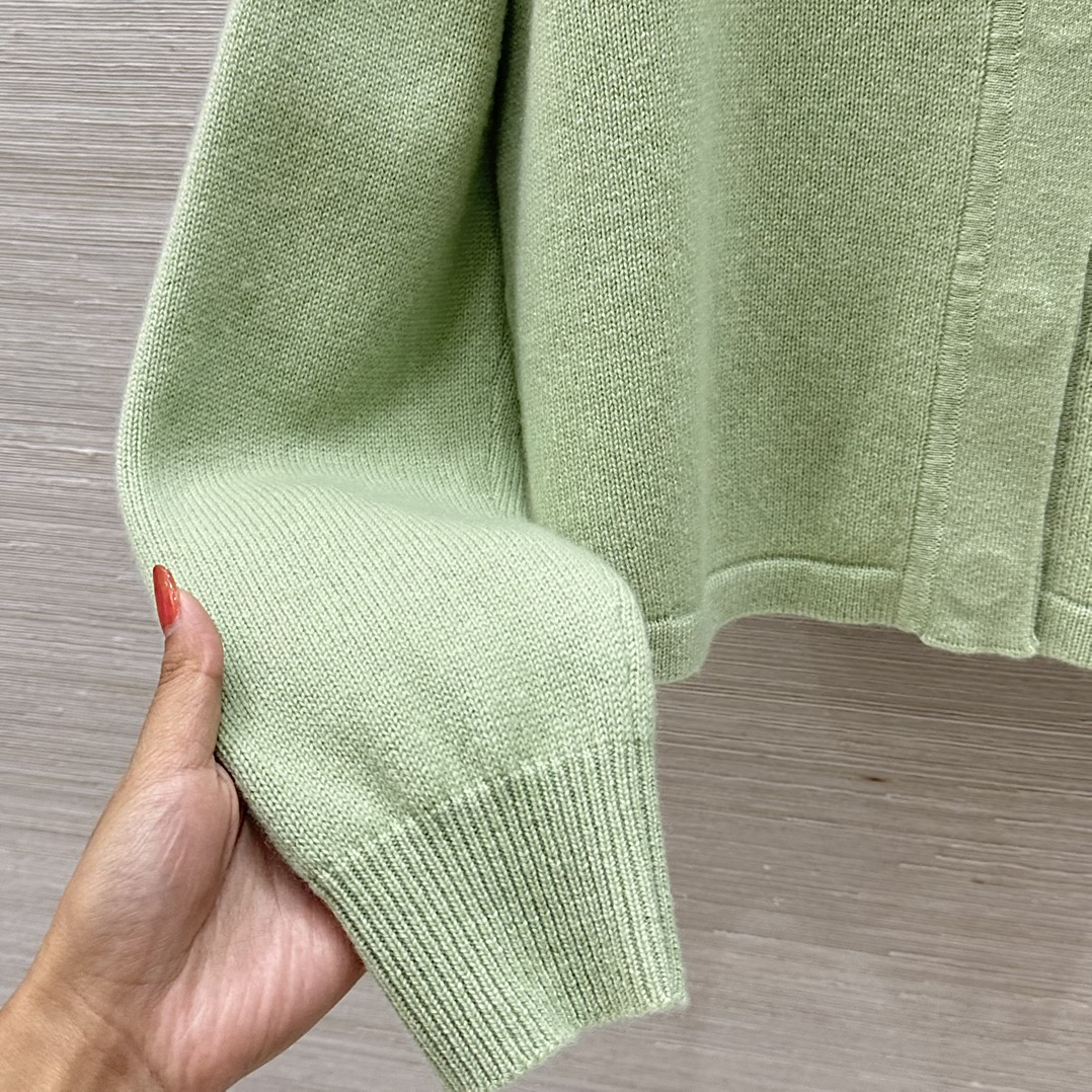 High-End Women’s Suit with Custom Metal Fittings and Velvet Details - 图片 6