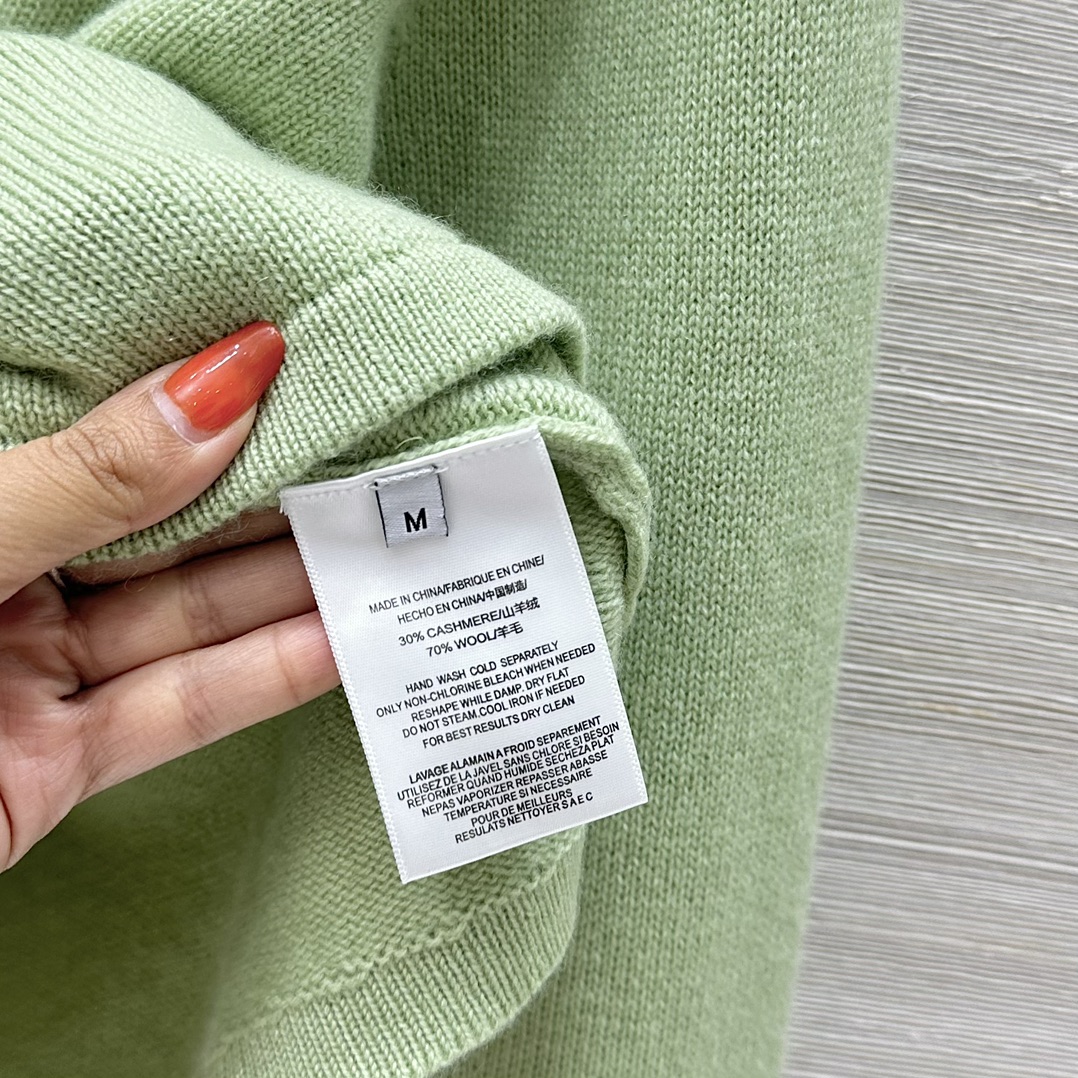 High-End Women’s Suit with Custom Metal Fittings and Velvet Details - 图片 7