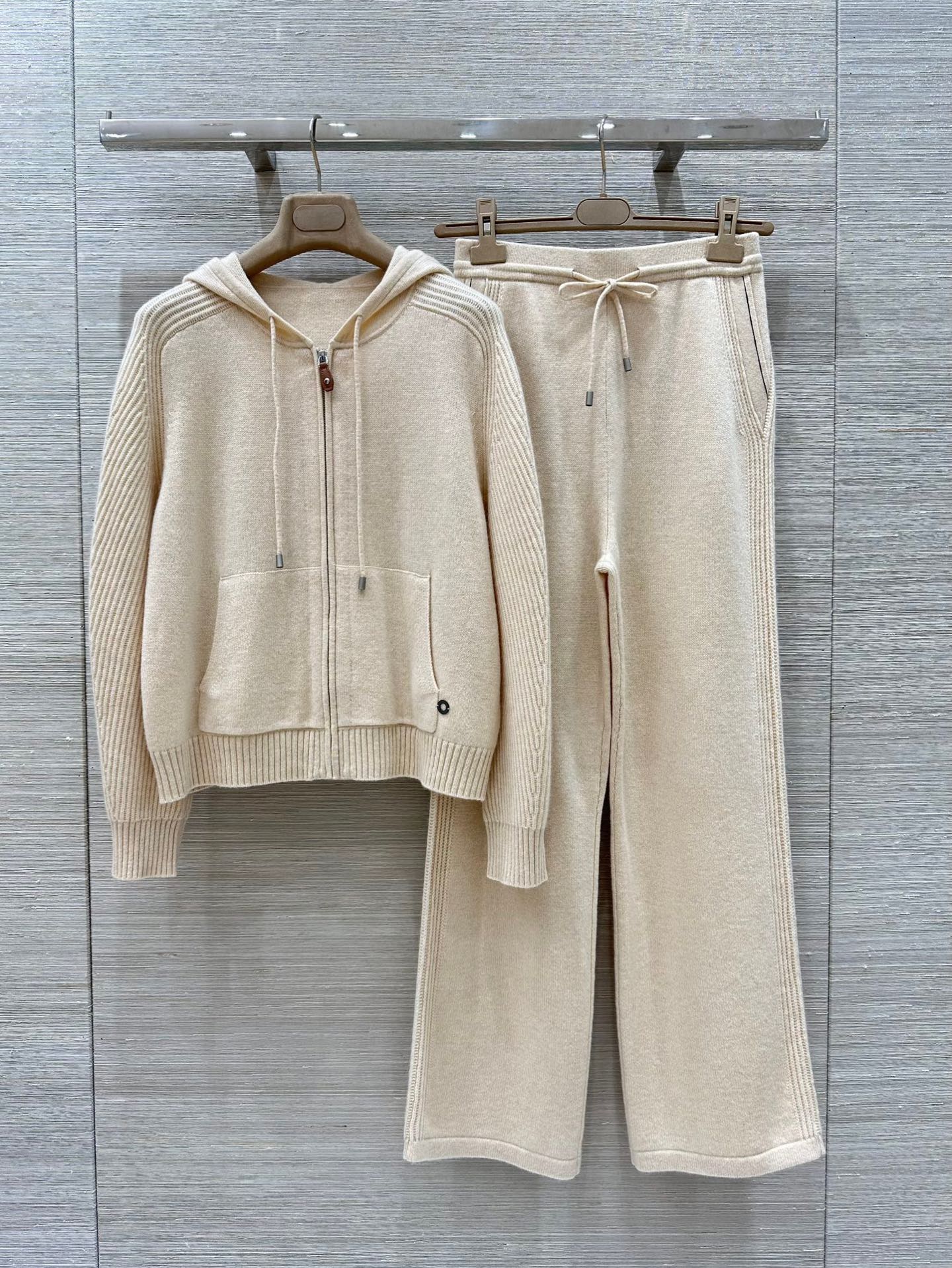 Luxurious Autumn Wool LP with High-End Quality Control and Stylish Swiss Crocheting - 图片 1