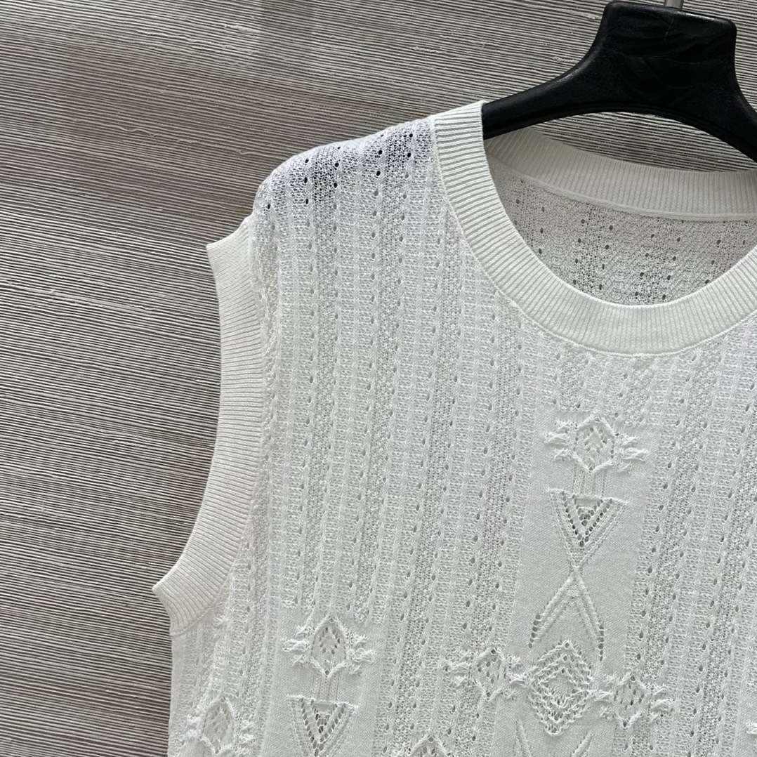 “Exclusive Superman Wool Vest with Lace Details for Fashionable Heavy-Worker” - 图片 3