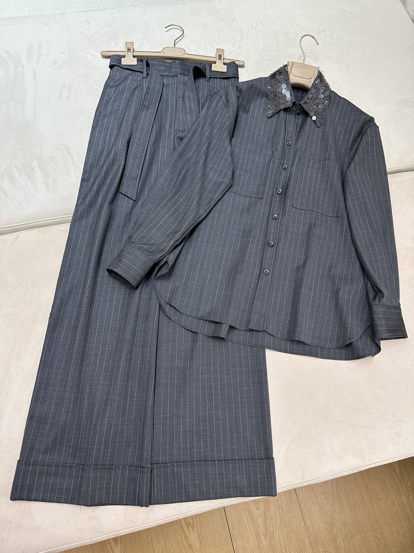 High-End Hand-Made B.C. Suit with Classic Design and Wool Fabric - 图片 1