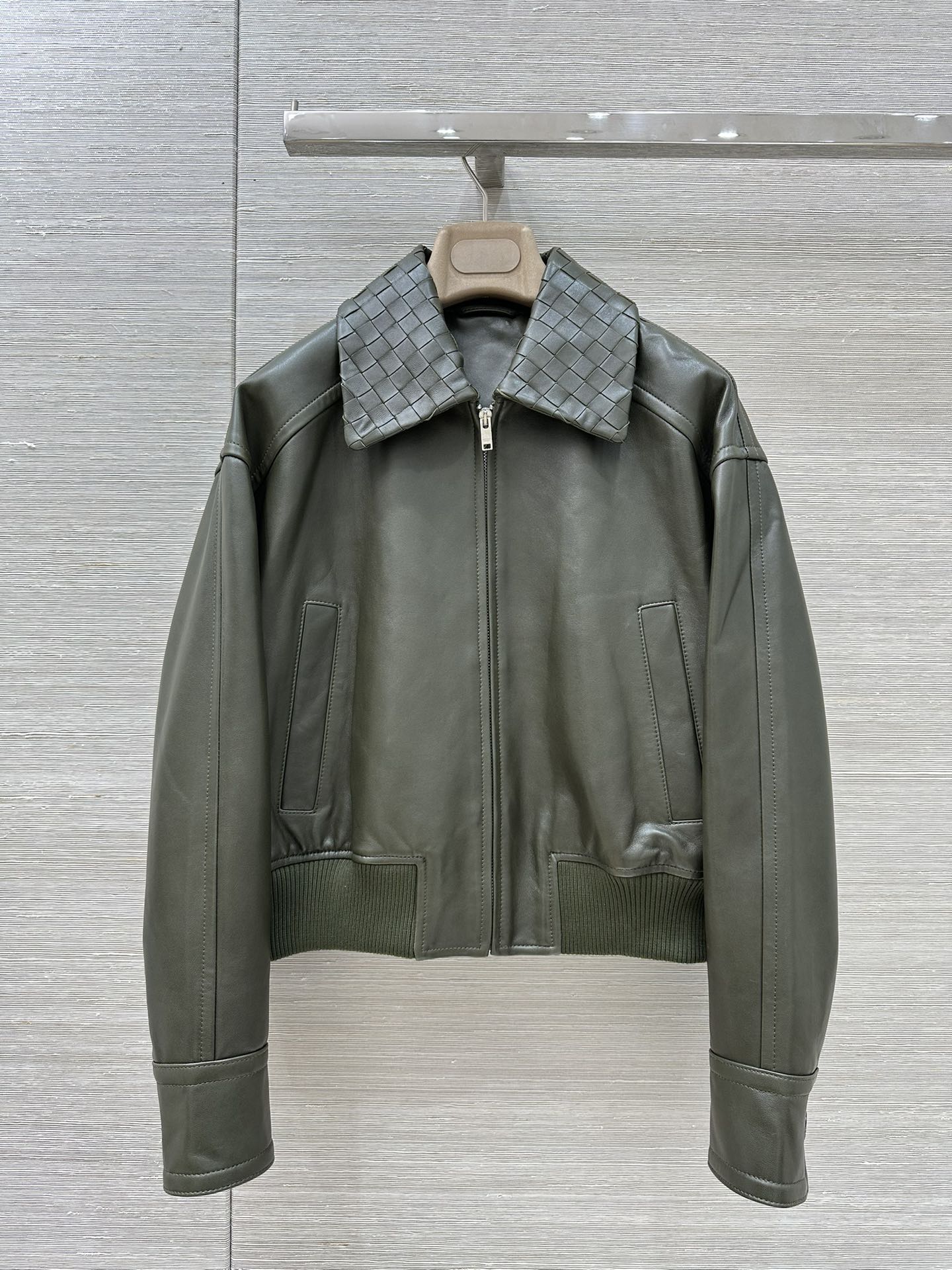 P2472 Dust-Proof Bag Collar Jacket: Retro-American Classic Design for Men and Women with High-End Quality - 图片 1
