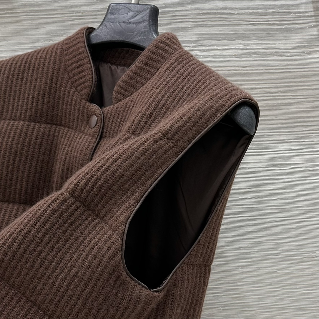 “Velvet Vest: One-Size-Fits-All Design with Goatee’s Soft Hands, Classic H-Style, and Elegant Details” - 图片 4