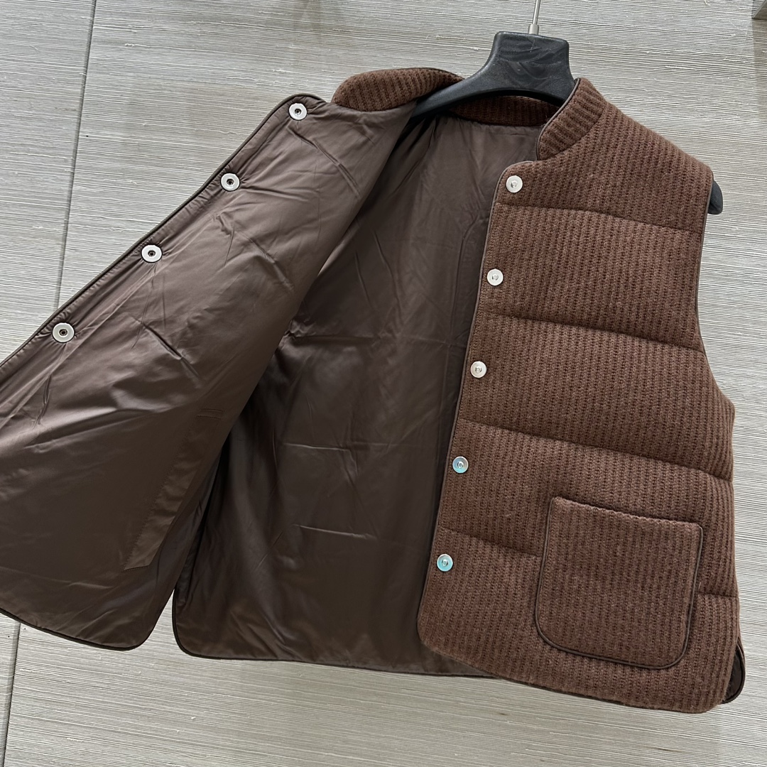 “Velvet Vest: One-Size-Fits-All Design with Goatee’s Soft Hands, Classic H-Style, and Elegant Details” - 图片 7