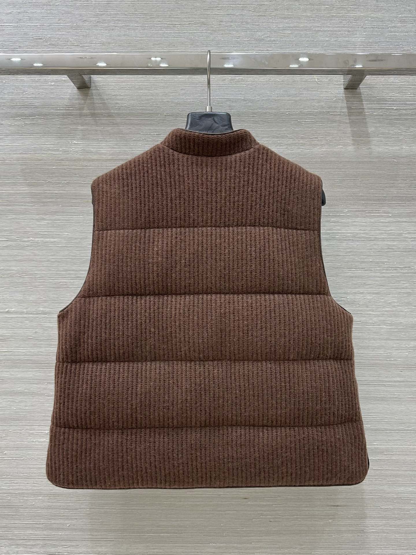 “Velvet Vest: One-Size-Fits-All Design with Goatee’s Soft Hands, Classic H-Style, and Elegant Details” - 图片 9