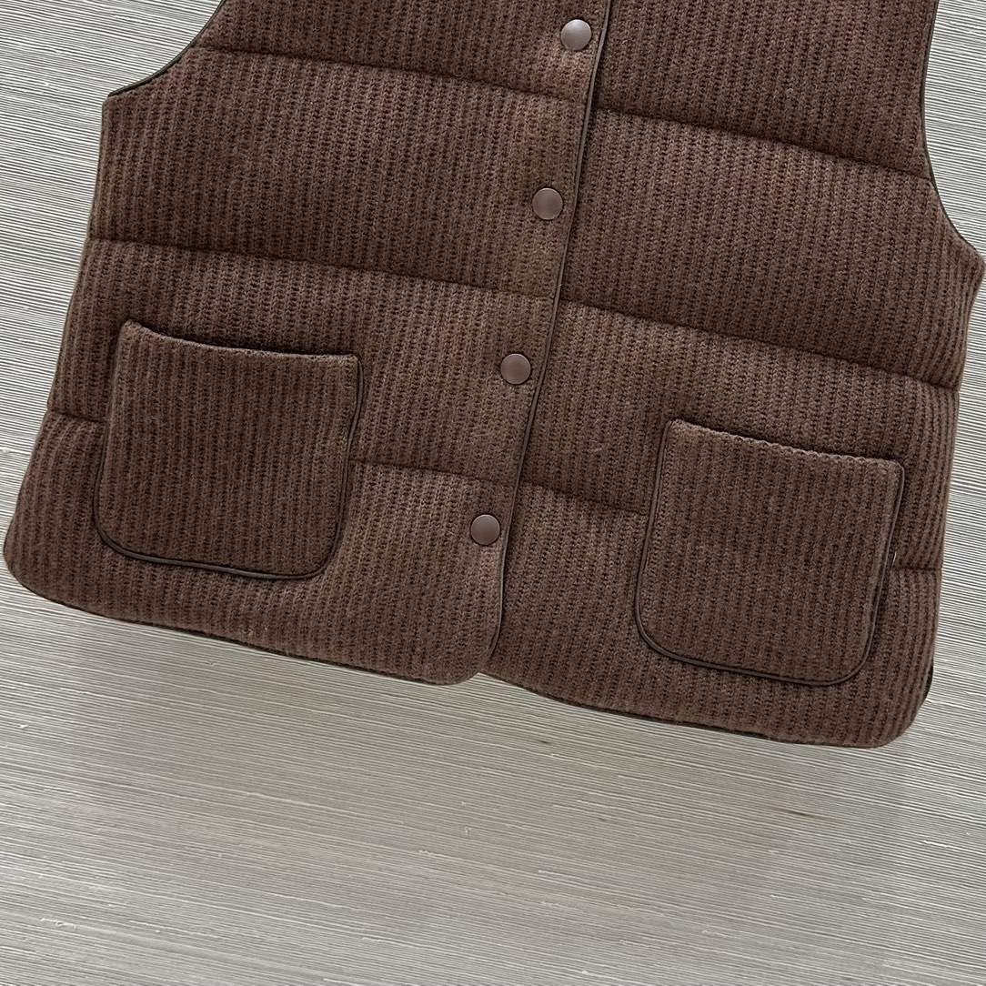 “Velvet Vest: One-Size-Fits-All Design with Goatee’s Soft Hands, Classic H-Style, and Elegant Details” - 图片 5