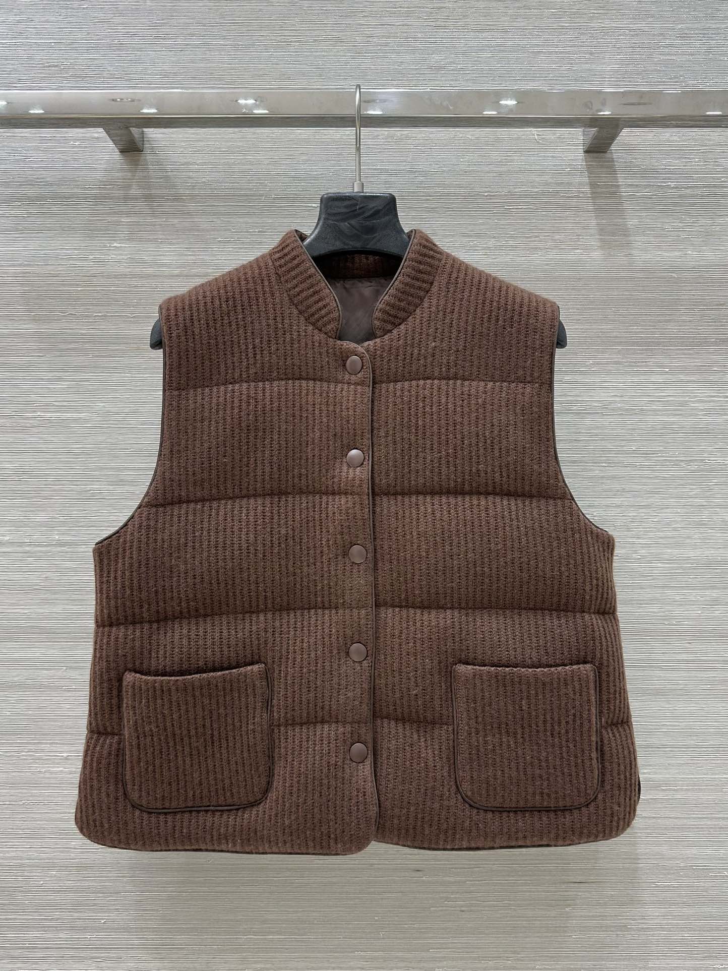 “Velvet Vest: One-Size-Fits-All Design with Goatee’s Soft Hands, Classic H-Style, and Elegant Details” - 图片 1