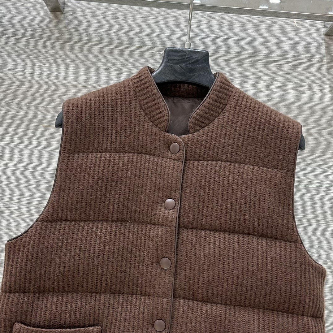 “Velvet Vest: One-Size-Fits-All Design with Goatee’s Soft Hands, Classic H-Style, and Elegant Details” - 图片 2
