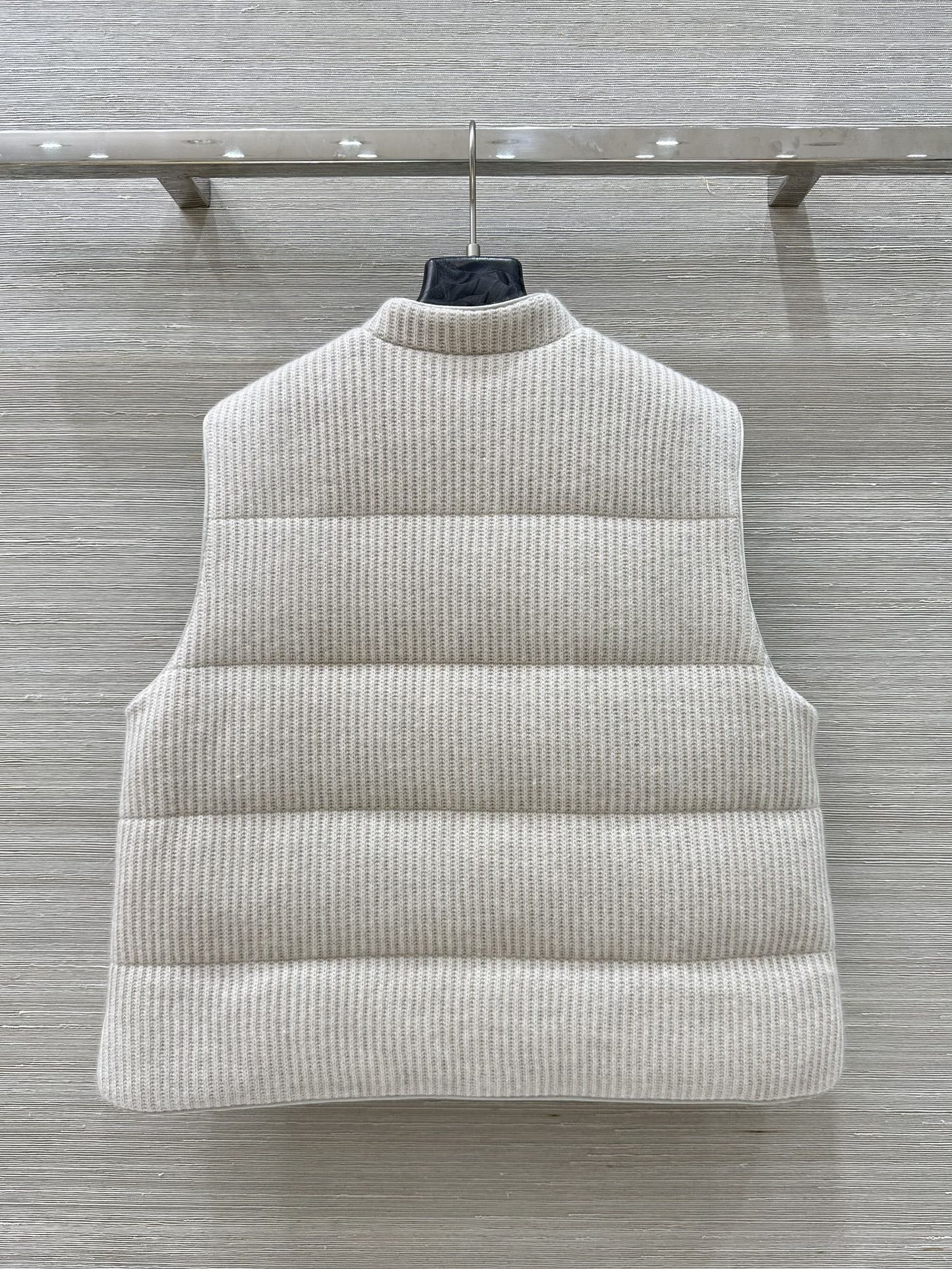 “Velvet Vests: One-Size-Fits-All Design, Classic H-Style, 100% Velvet, Soft and Delicate, Elegant Details” - 图片 9