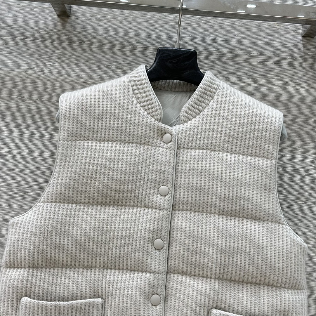 “Velvet Vests: One-Size-Fits-All Design, Classic H-Style, 100% Velvet, Soft and Delicate, Elegant Details” - 图片 2
