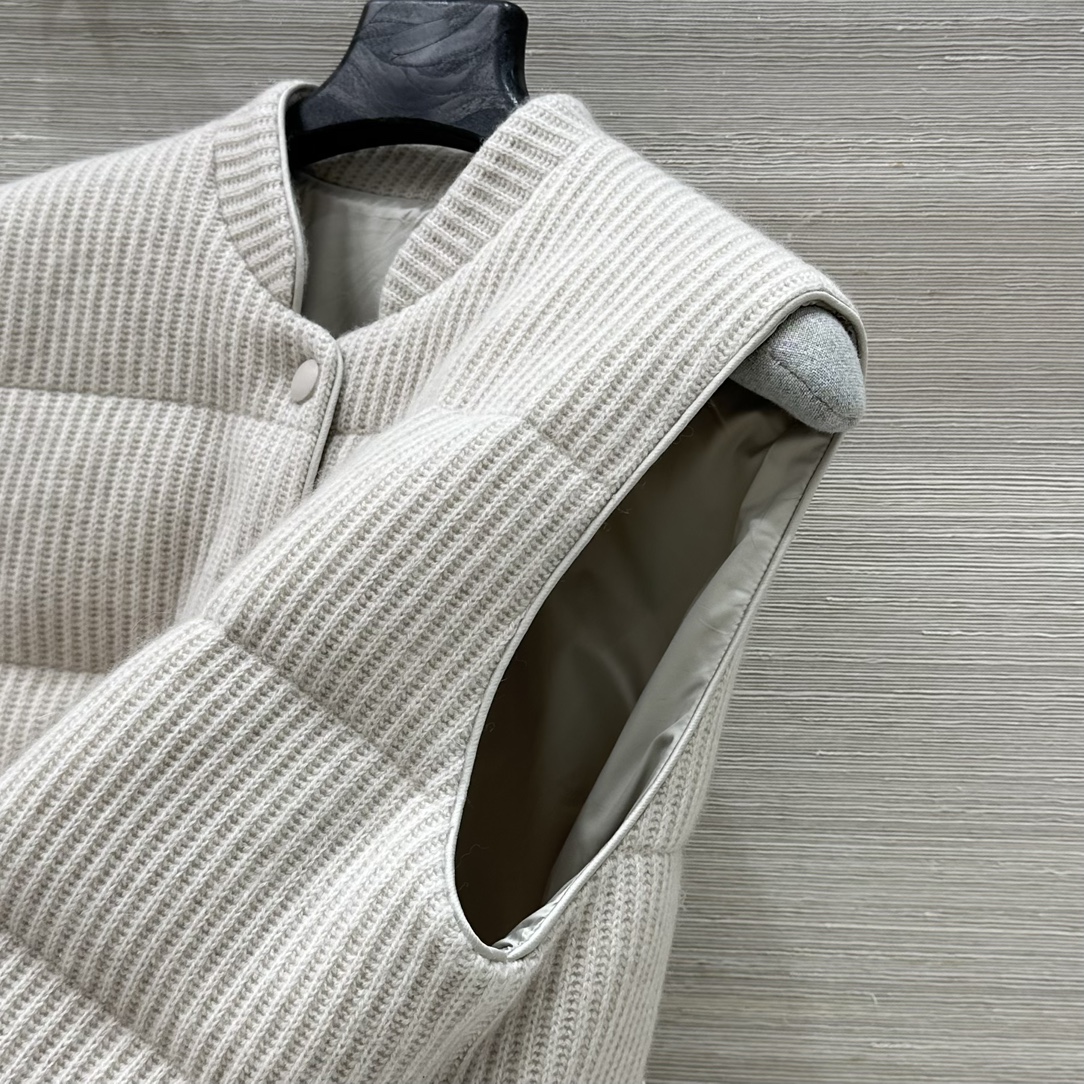 “Velvet Vests: One-Size-Fits-All Design, Classic H-Style, 100% Velvet, Soft and Delicate, Elegant Details” - 图片 4