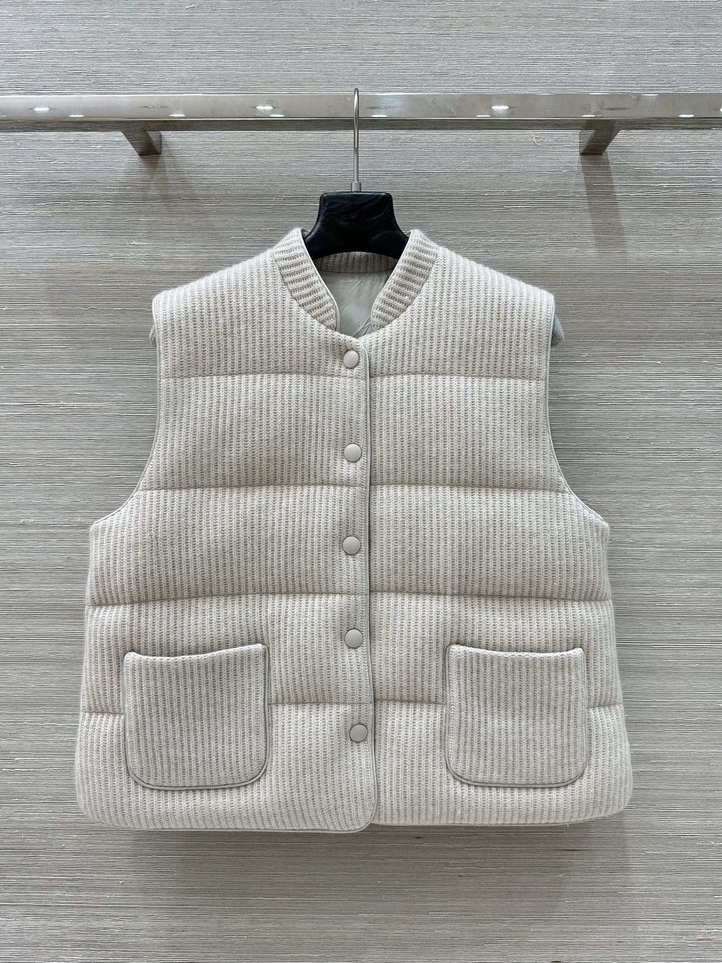 “Velvet Vests: One-Size-Fits-All Design, Classic H-Style, 100% Velvet, Soft and Delicate, Elegant Details” - 图片 1