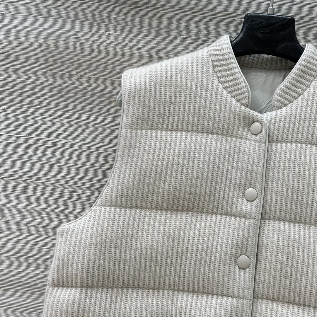 “Velvet Vests: One-Size-Fits-All Design, Classic H-Style, 100% Velvet, Soft and Delicate, Elegant Details” - 图片 3