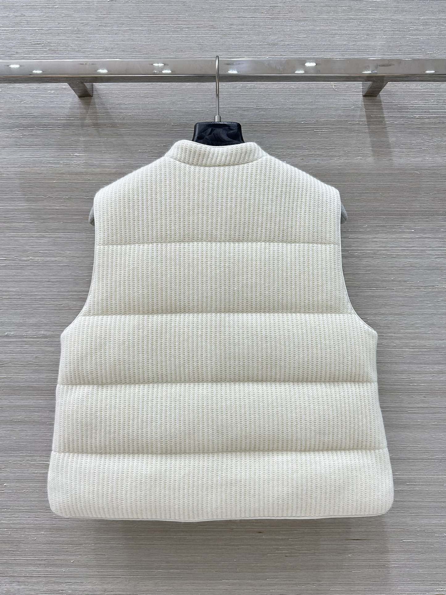 P1272 Velvet Vest: Classic H-Style Design, Old Money Elegance, 100% Velvet, Soft and Delicate Hands - 图片 9