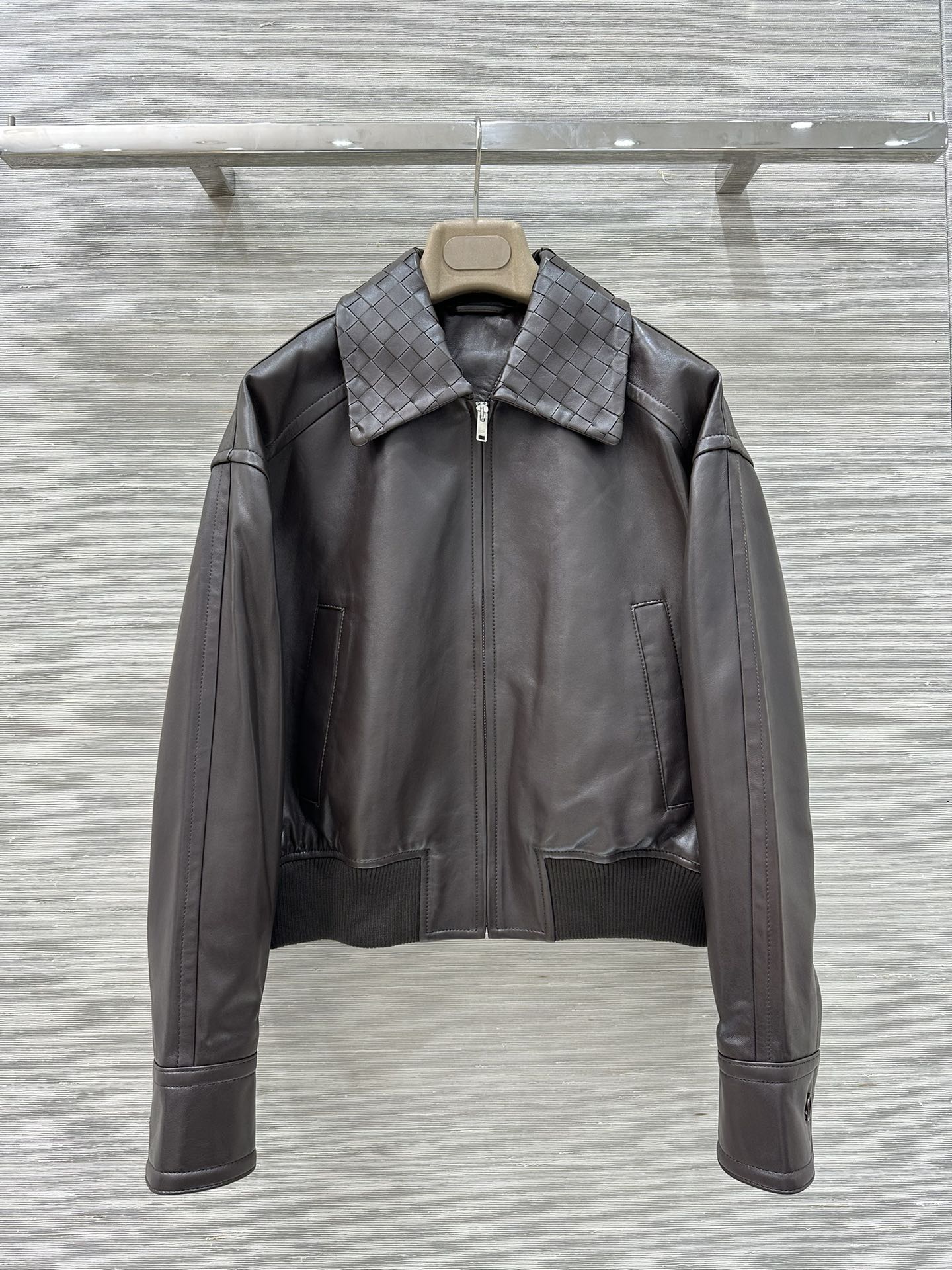“High-End Unisex Retro-American Classic Collar Jacket with Customized Design – P2472” - 图片 1