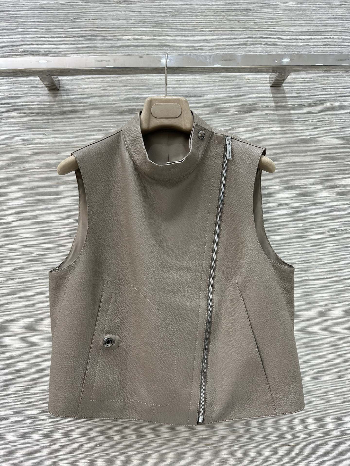 “High-Quality P2976 Dress with Imported Delicate Cortex and Artisanal Sheepskin – Strongly Recommended”