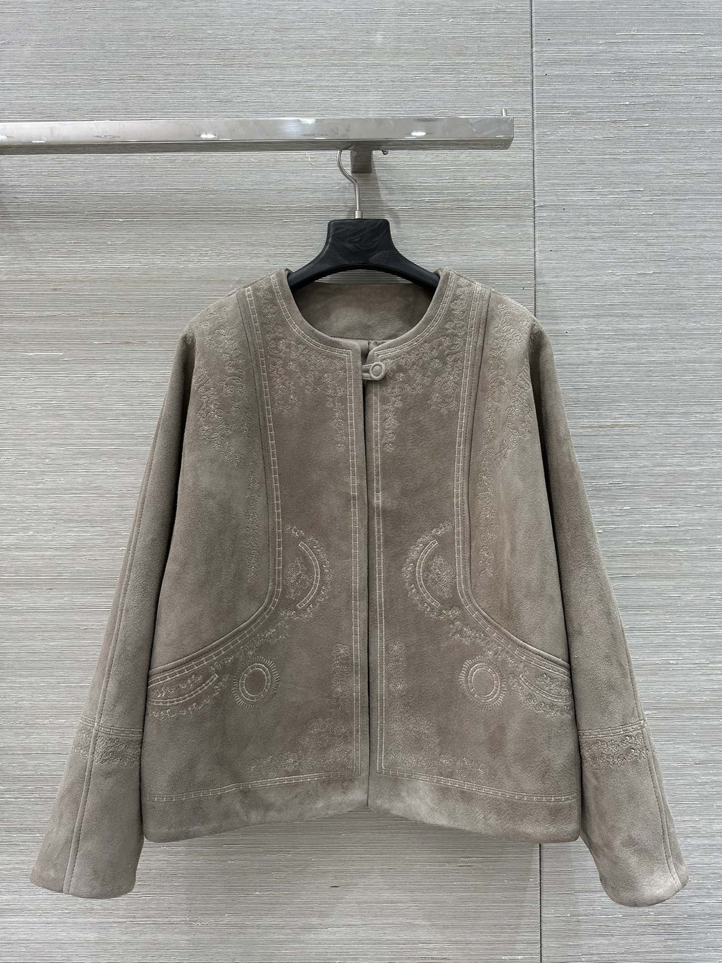 “Superstar Straws: 25-Year-Old Female Outfit with Velvet Embroidery and Dust-Proof Bag” - 图片 1