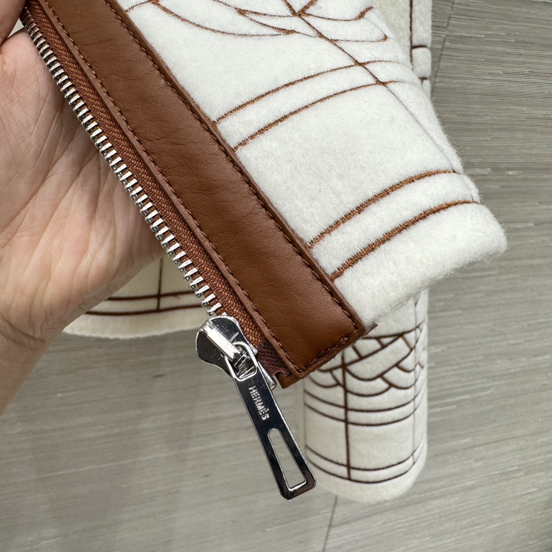 Exclusive Double-Faced Wool Coat with Embroidered Car Pull Chain: Superstar Straws Collection - 图片 7