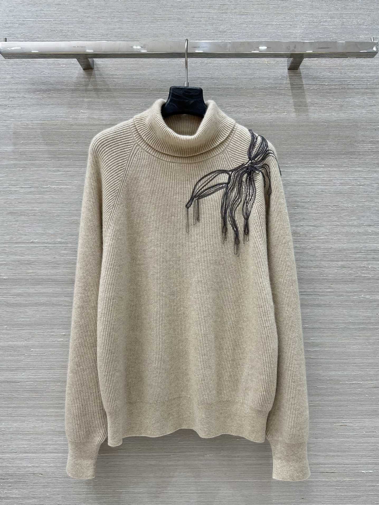 Elegant Copper Chain Decorated Wool Dress with Loose-Shouldered Style – Classic and Luxurious Fashion Choice - 图片 2
