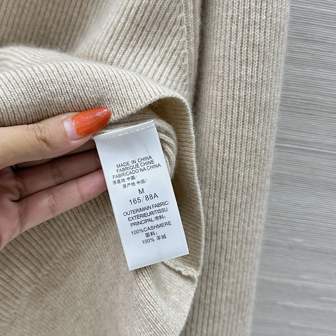 Elegant Copper Chain Decorated Wool Dress with Loose-Shouldered Style – Classic and Luxurious Fashion Choice - 图片 9