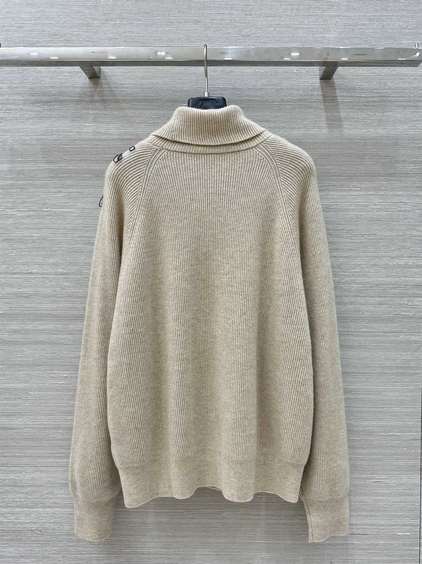 Elegant Copper Chain Decorated Wool Dress with Loose-Shouldered Style – Classic and Luxurious Fashion Choice - 图片 6