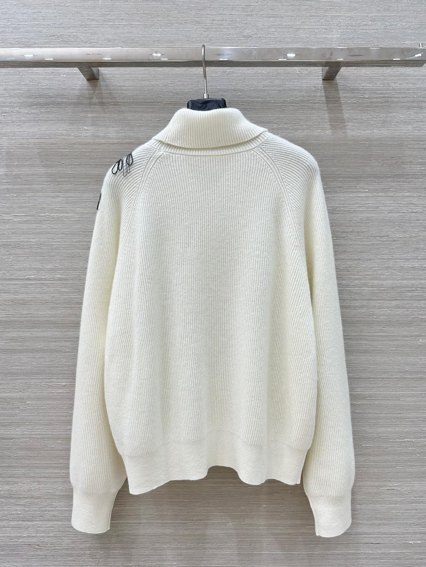 “Women’s Wool Dress with Wrapper: Elegant, Cozy, and Luxurious Style in Classic Loose-Shouldered Design” - 图片 3
