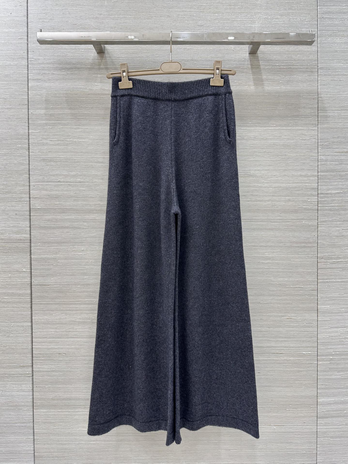 “Women’s One-Size-Fits-All Suit with Exclusive Packaging: Stylish, Elegant, and Luxurious”