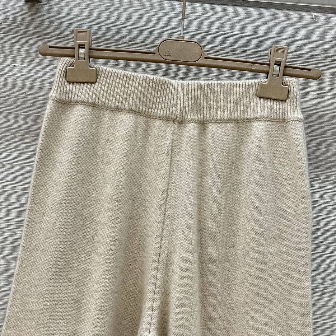 “Exclusive One-Size-Fits-All Female Suit with Wool Lines and Copper Chain Decoration – Classic Style” - 图片 9