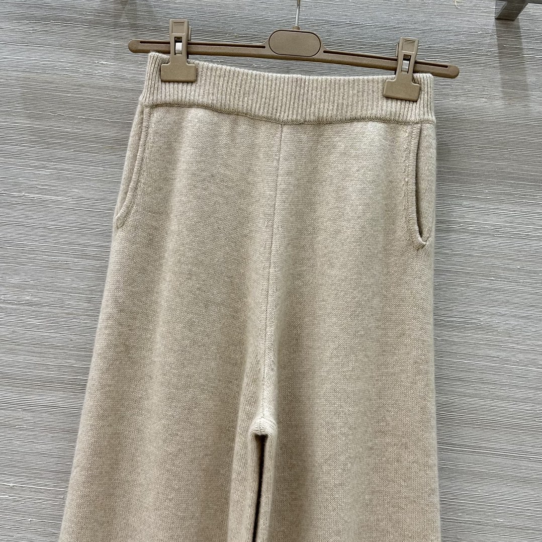 “Exclusive One-Size-Fits-All Female Suit with Wool Lines and Copper Chain Decoration – Classic Style” - 图片 2