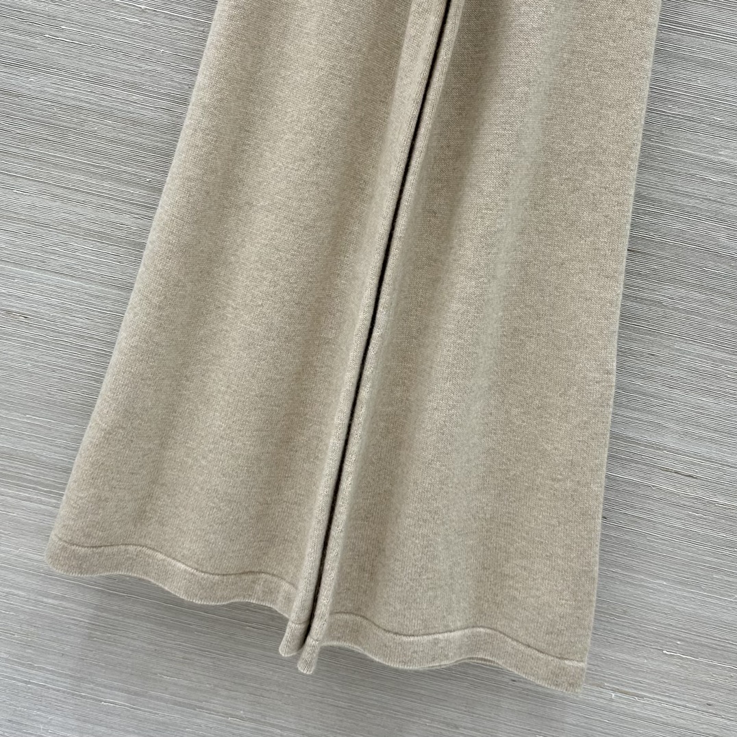“Exclusive One-Size-Fits-All Female Suit with Wool Lines and Copper Chain Decoration – Classic Style” - 图片 6
