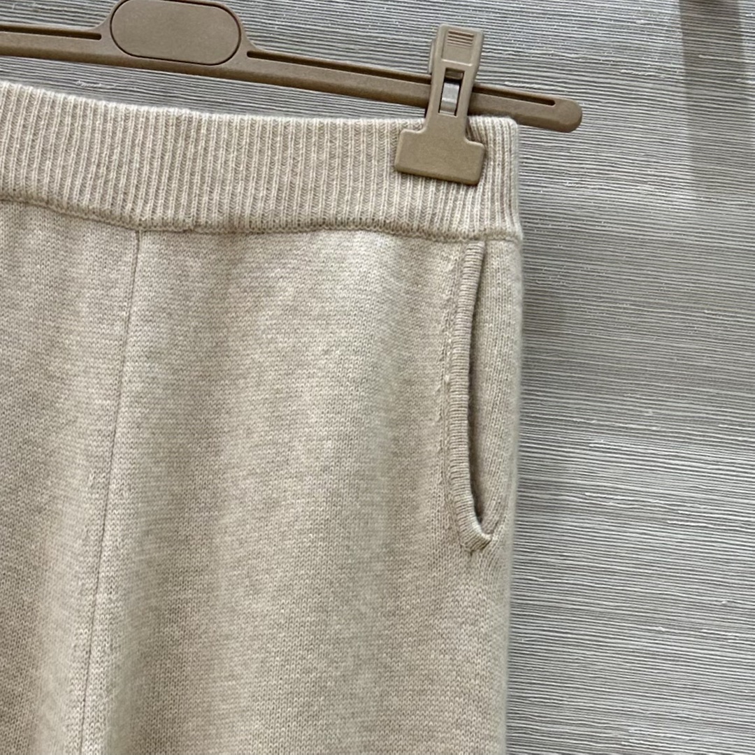 “Exclusive One-Size-Fits-All Female Suit with Wool Lines and Copper Chain Decoration – Classic Style” - 图片 3