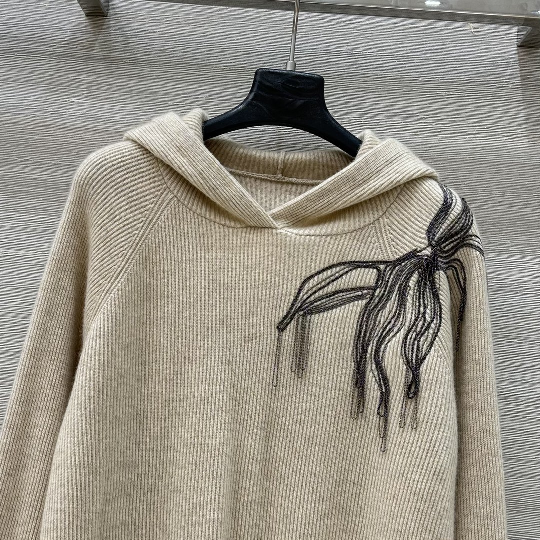 “Bad-Ass Girl’s Exclusive P1200 Wool Sweater with Copper Chain Decoration – High-End Style and Luxury” - 图片 4