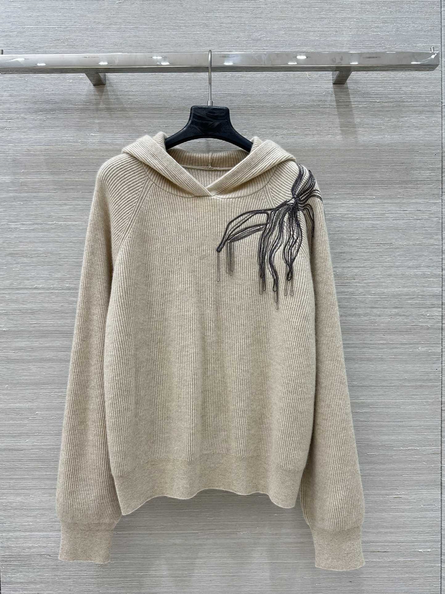 “Bad-Ass Girl’s Exclusive P1200 Wool Sweater with Copper Chain Decoration – High-End Style and Luxury” - 图片 2