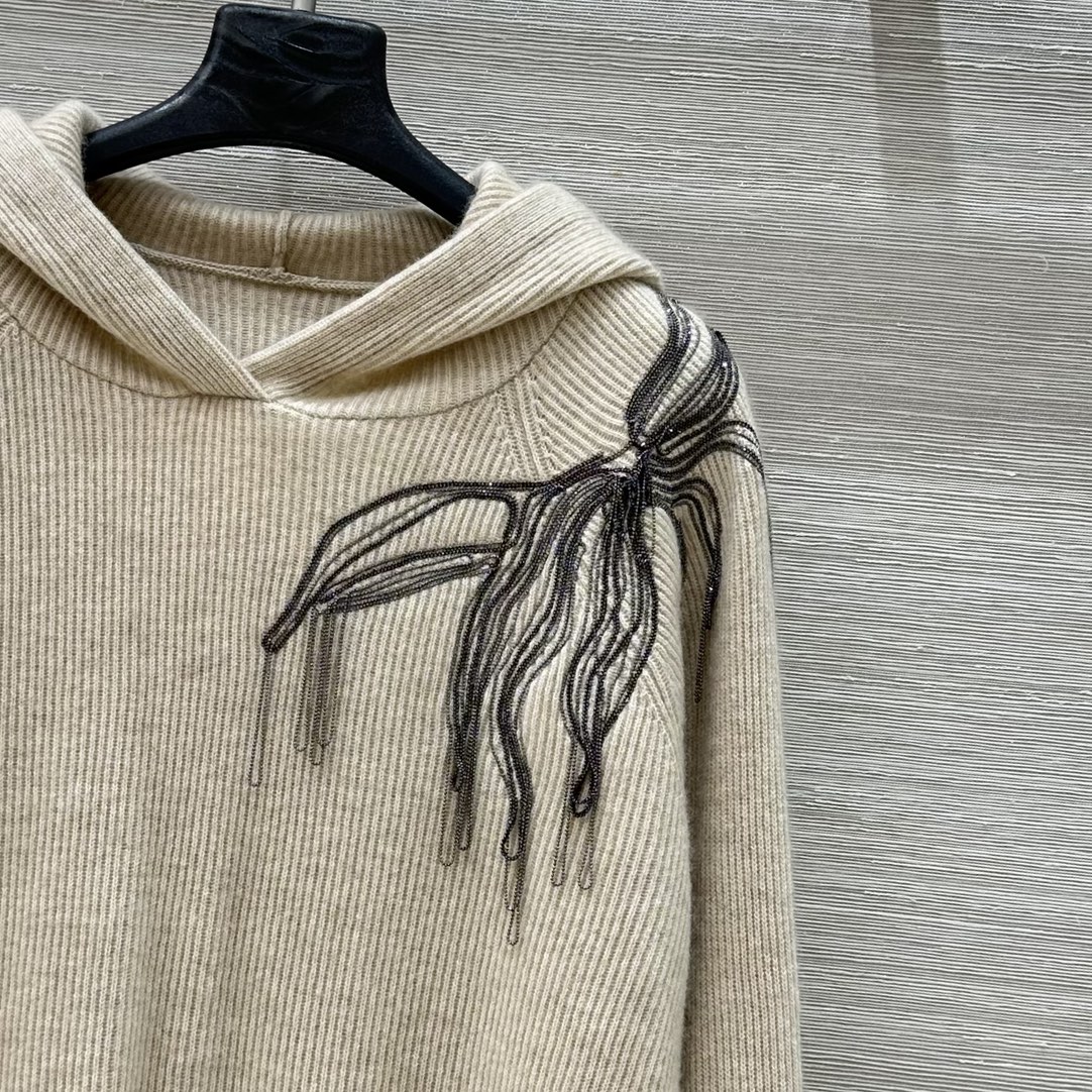 “Bad-Ass Girl’s Exclusive P1200 Wool Sweater with Copper Chain Decoration – High-End Style and Luxury” - 图片 5
