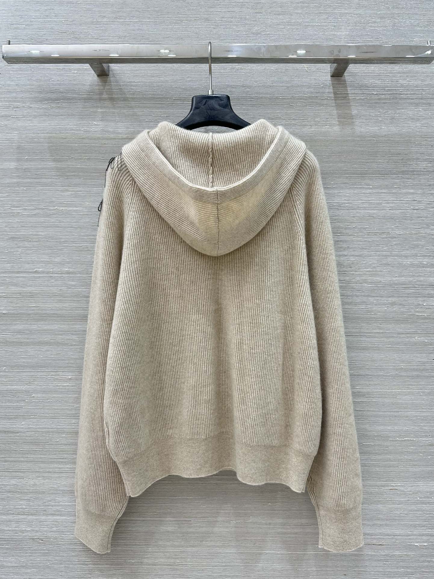“Bad-Ass Girl’s Exclusive P1200 Wool Sweater with Copper Chain Decoration – High-End Style and Luxury” - 图片 3