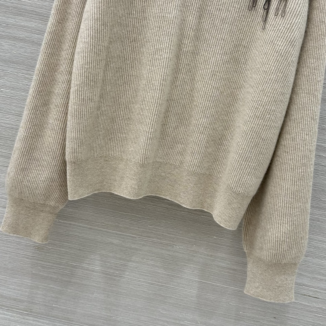 “Bad-Ass Girl’s Exclusive P1200 Wool Sweater with Copper Chain Decoration – High-End Style and Luxury” - 图片 6