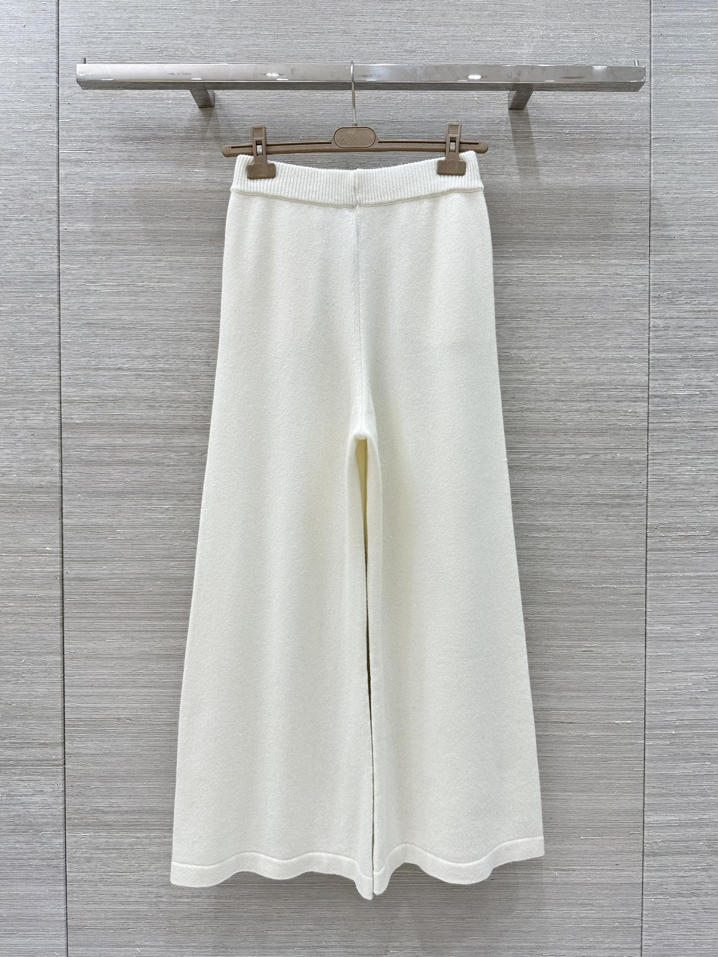 Elegant One-Size-Fits-All Female Suit with Soft Wool and Copper Chain Decoration – P1068 Description - 图片 8