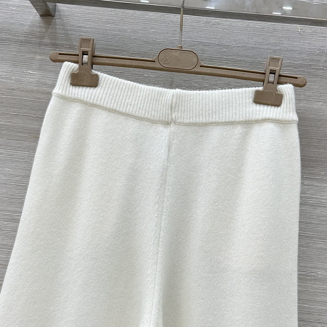 Elegant One-Size-Fits-All Female Suit with Soft Wool and Copper Chain Decoration – P1068 Description - 图片 9