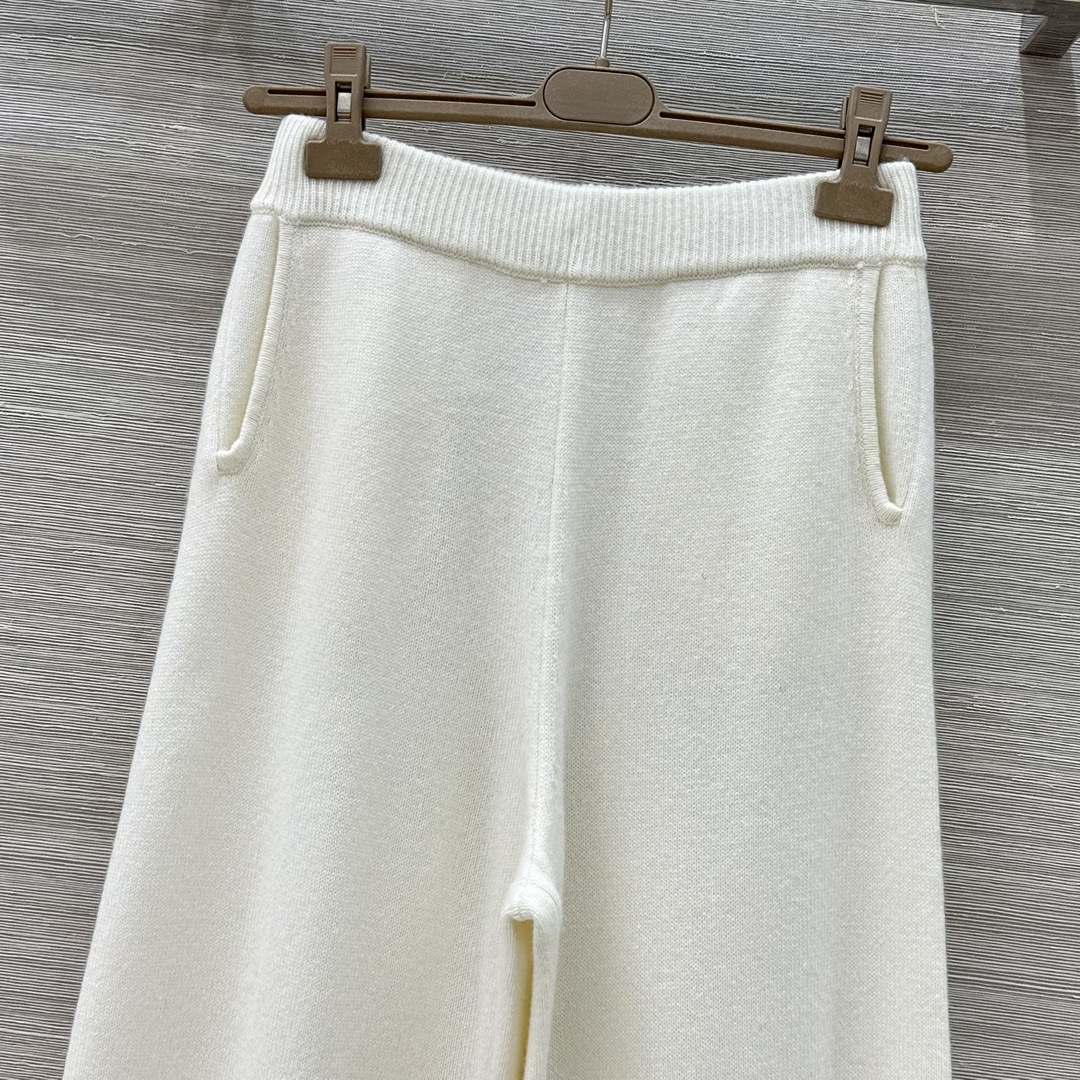 Elegant One-Size-Fits-All Female Suit with Soft Wool and Copper Chain Decoration – P1068 Description - 图片 2