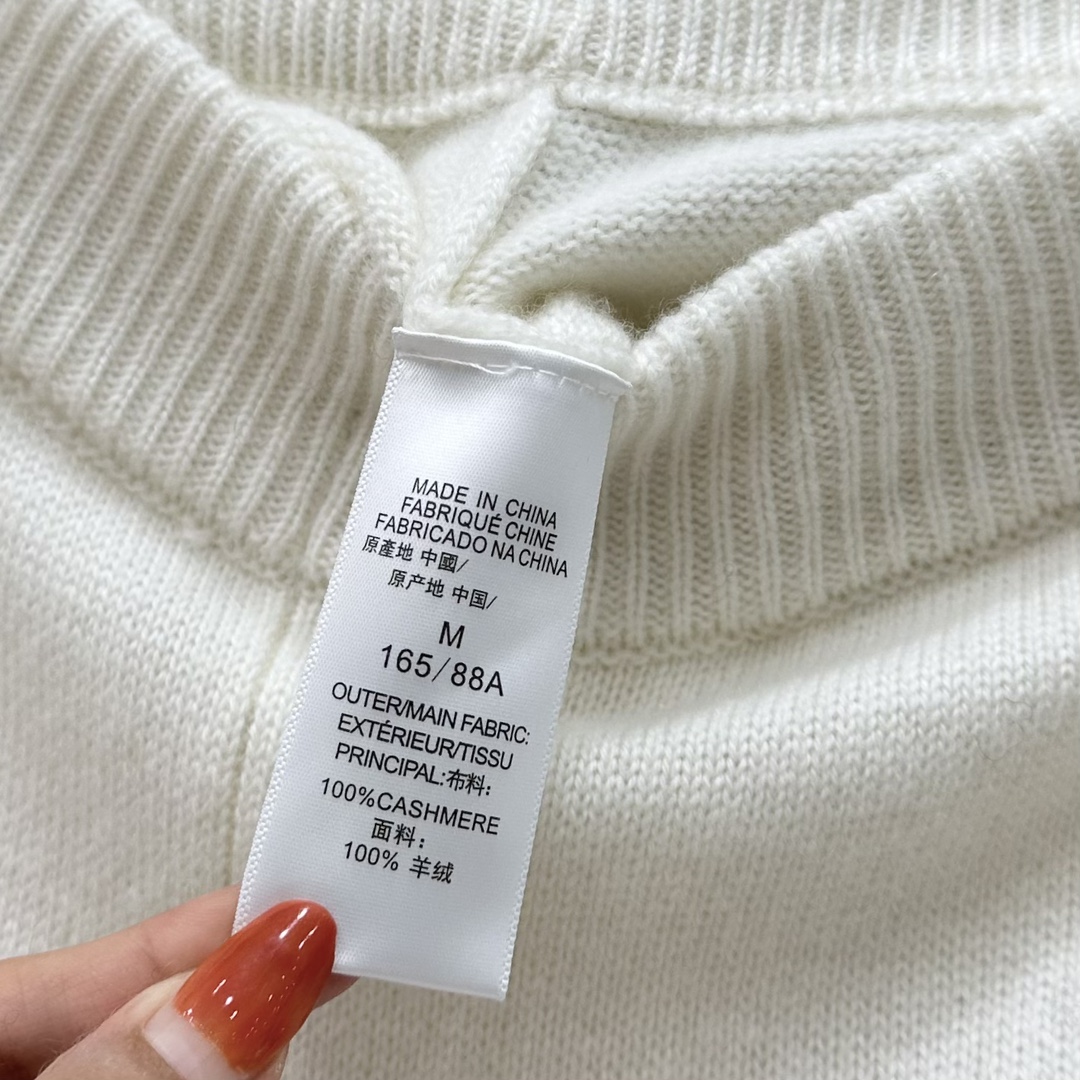 Elegant One-Size-Fits-All Female Suit with Soft Wool and Copper Chain Decoration – P1068 Description - 图片 5