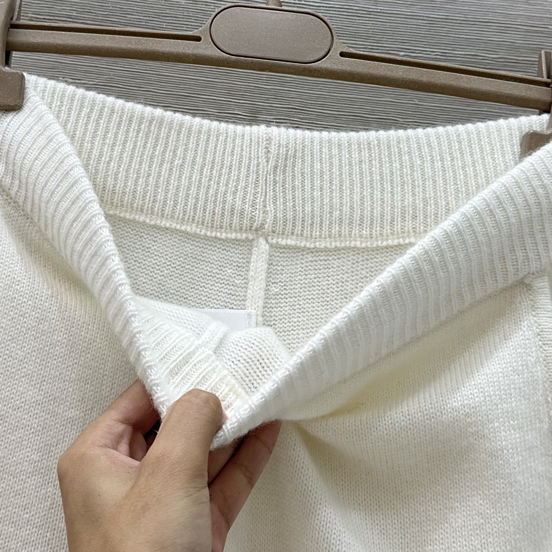 Elegant One-Size-Fits-All Female Suit with Soft Wool and Copper Chain Decoration – P1068 Description - 图片 4