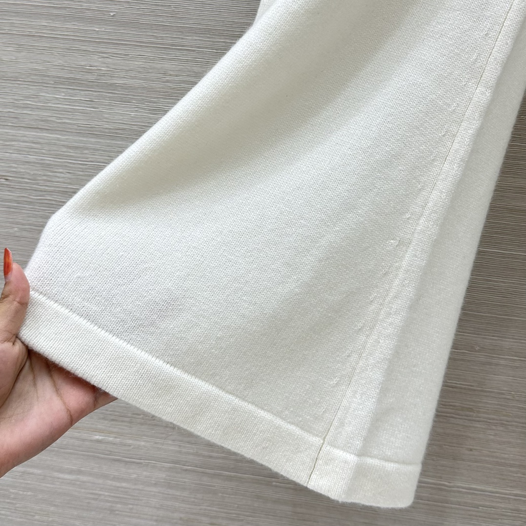 Elegant One-Size-Fits-All Female Suit with Soft Wool and Copper Chain Decoration – P1068 Description - 图片 7