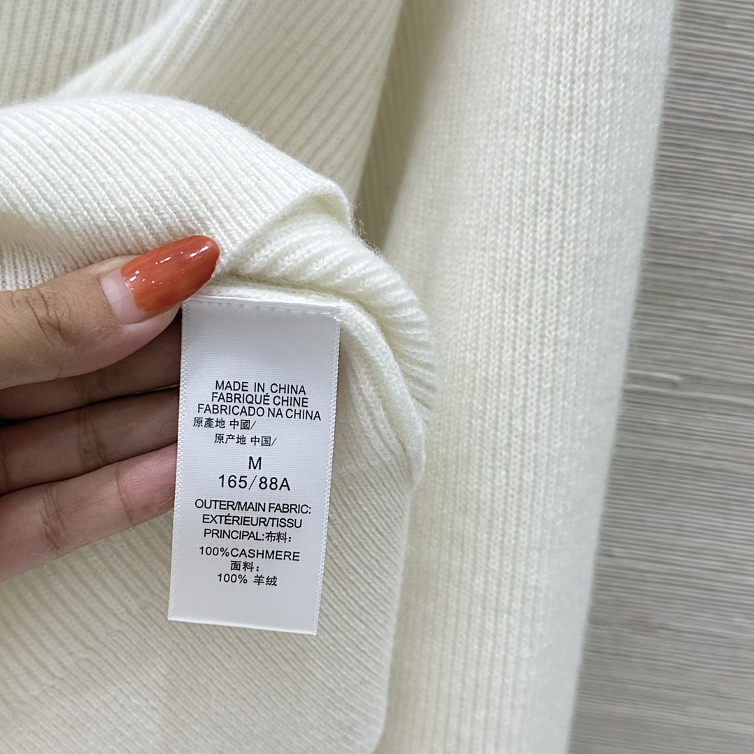 “Premium Wool Sweater with Copper Chain Decoration – Classic Loose-Shouldered Style for a Bad-Ass Girl” - 图片 7