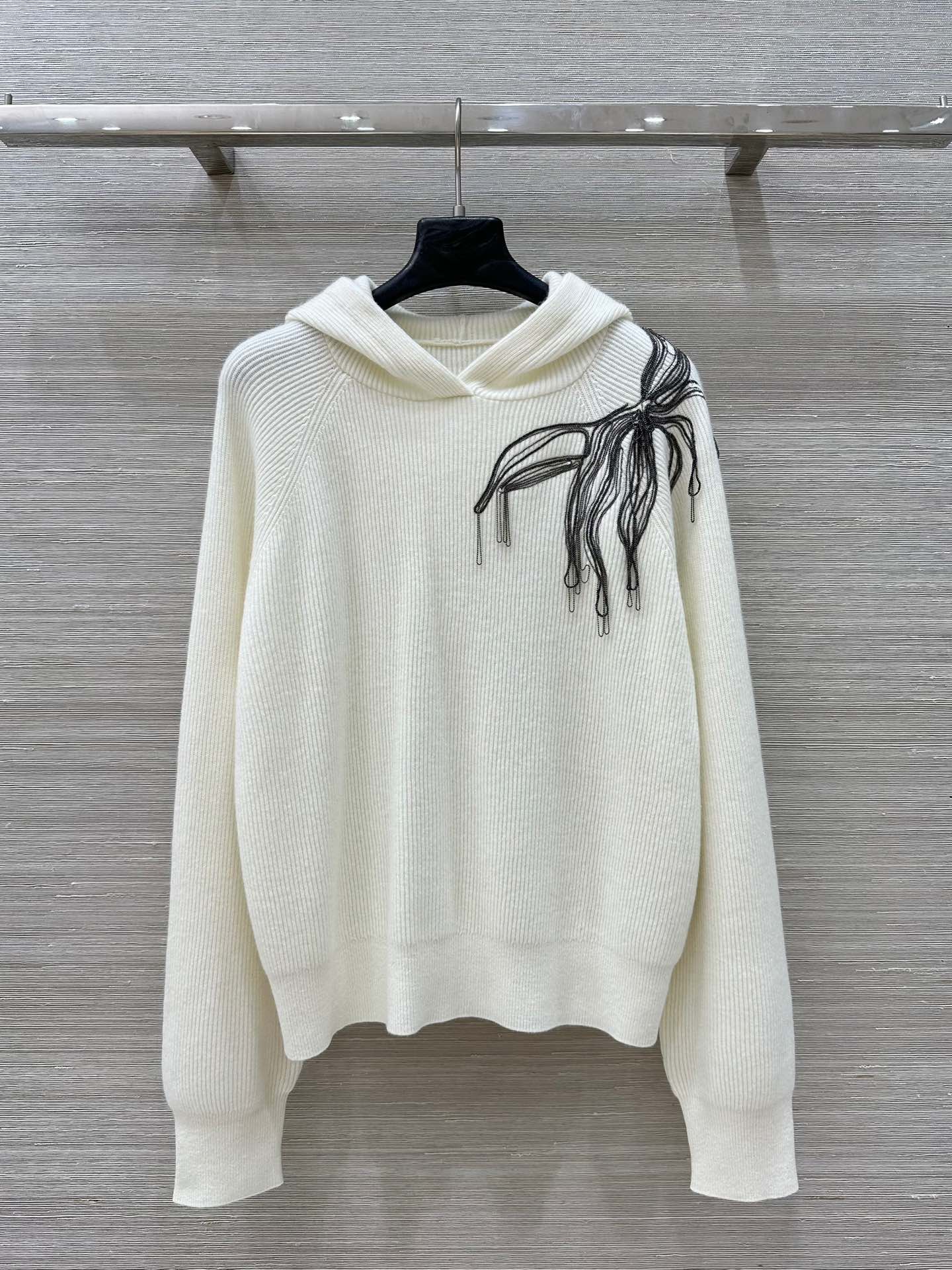 “Premium Wool Sweater with Copper Chain Decoration – Classic Loose-Shouldered Style for a Bad-Ass Girl” - 图片 2