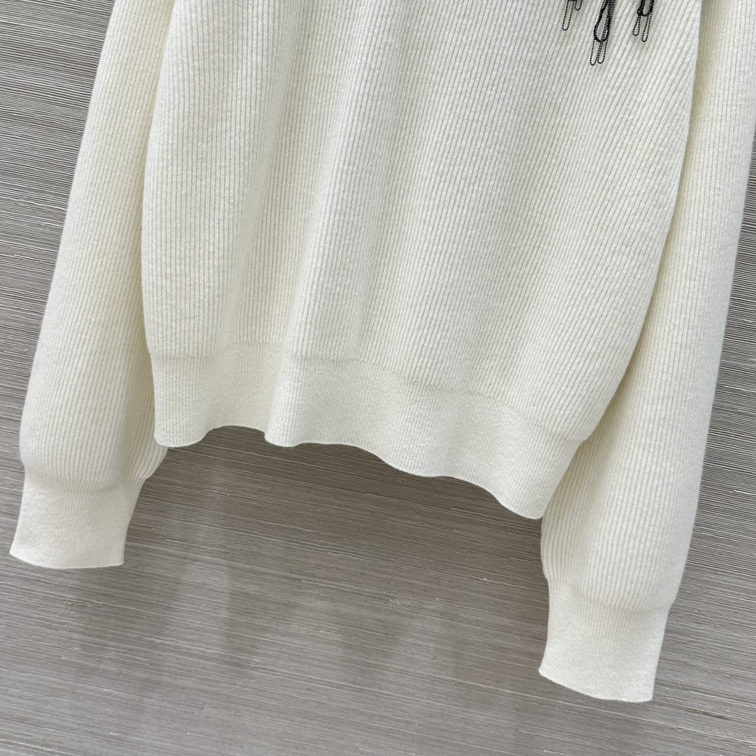 “Premium Wool Sweater with Copper Chain Decoration – Classic Loose-Shouldered Style for a Bad-Ass Girl” - 图片 6
