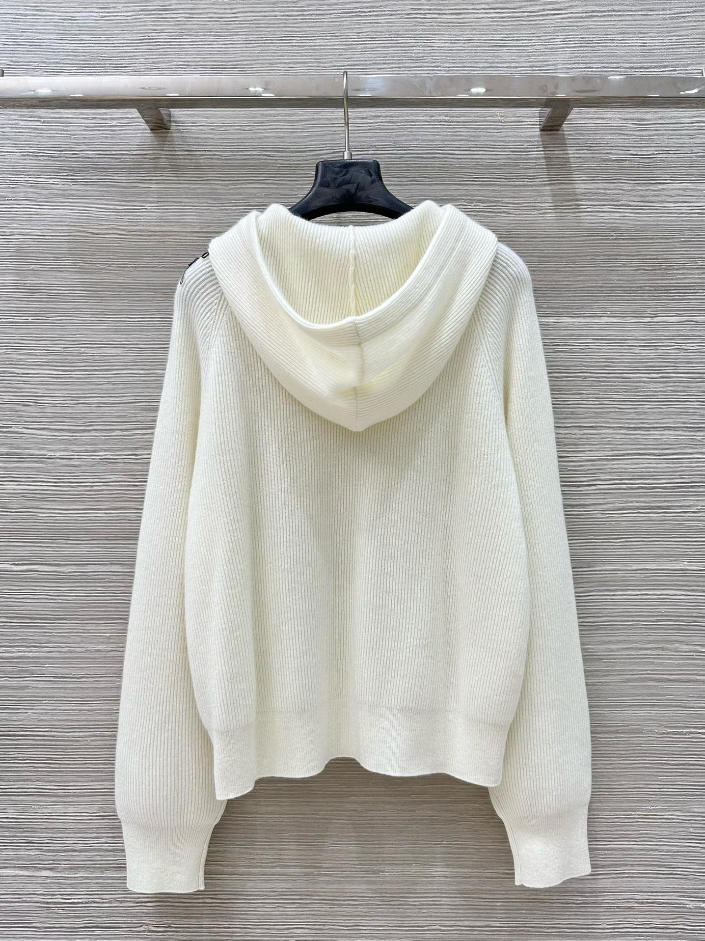 “Premium Wool Sweater with Copper Chain Decoration – Classic Loose-Shouldered Style for a Bad-Ass Girl” - 图片 3