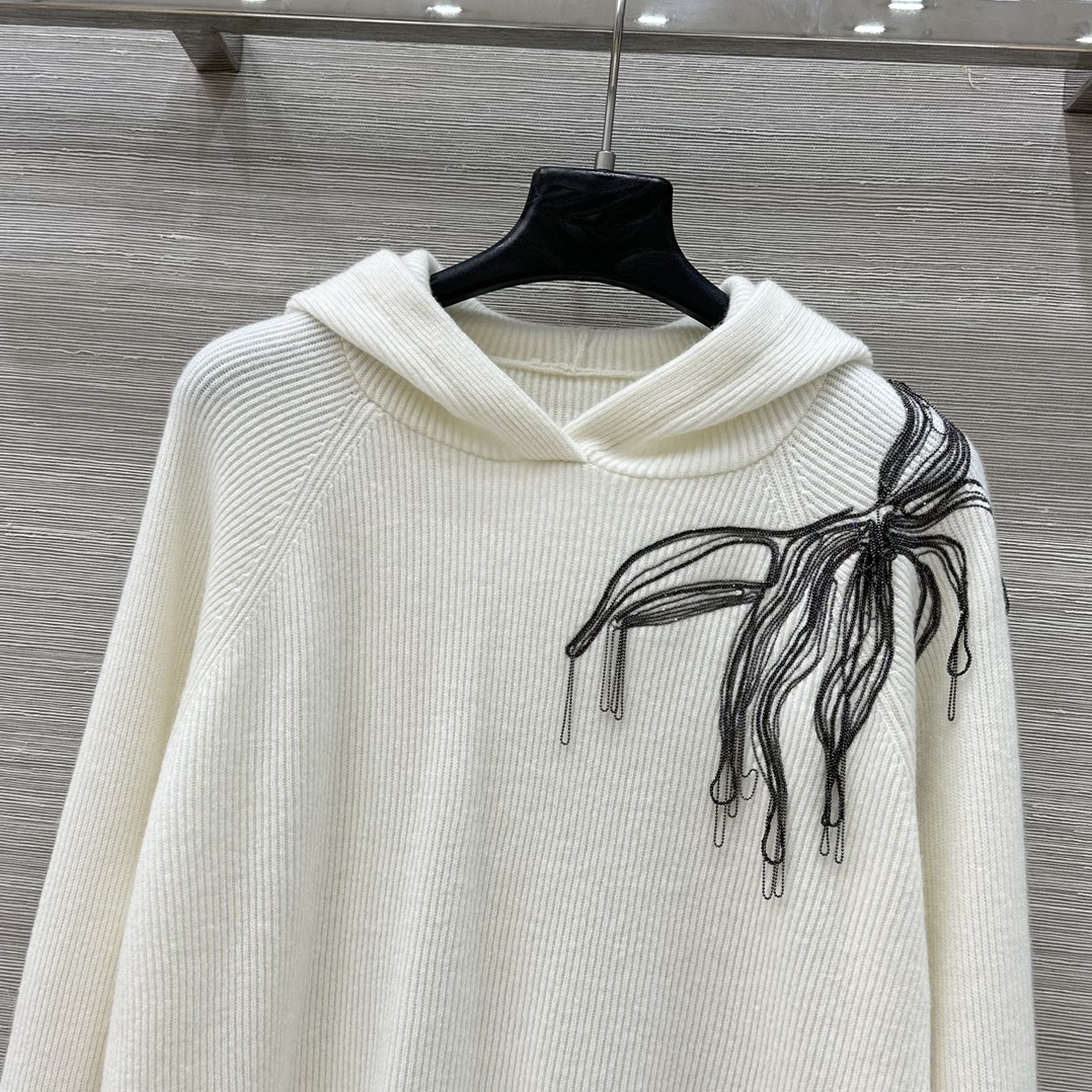 “Premium Wool Sweater with Copper Chain Decoration – Classic Loose-Shouldered Style for a Bad-Ass Girl” - 图片 4