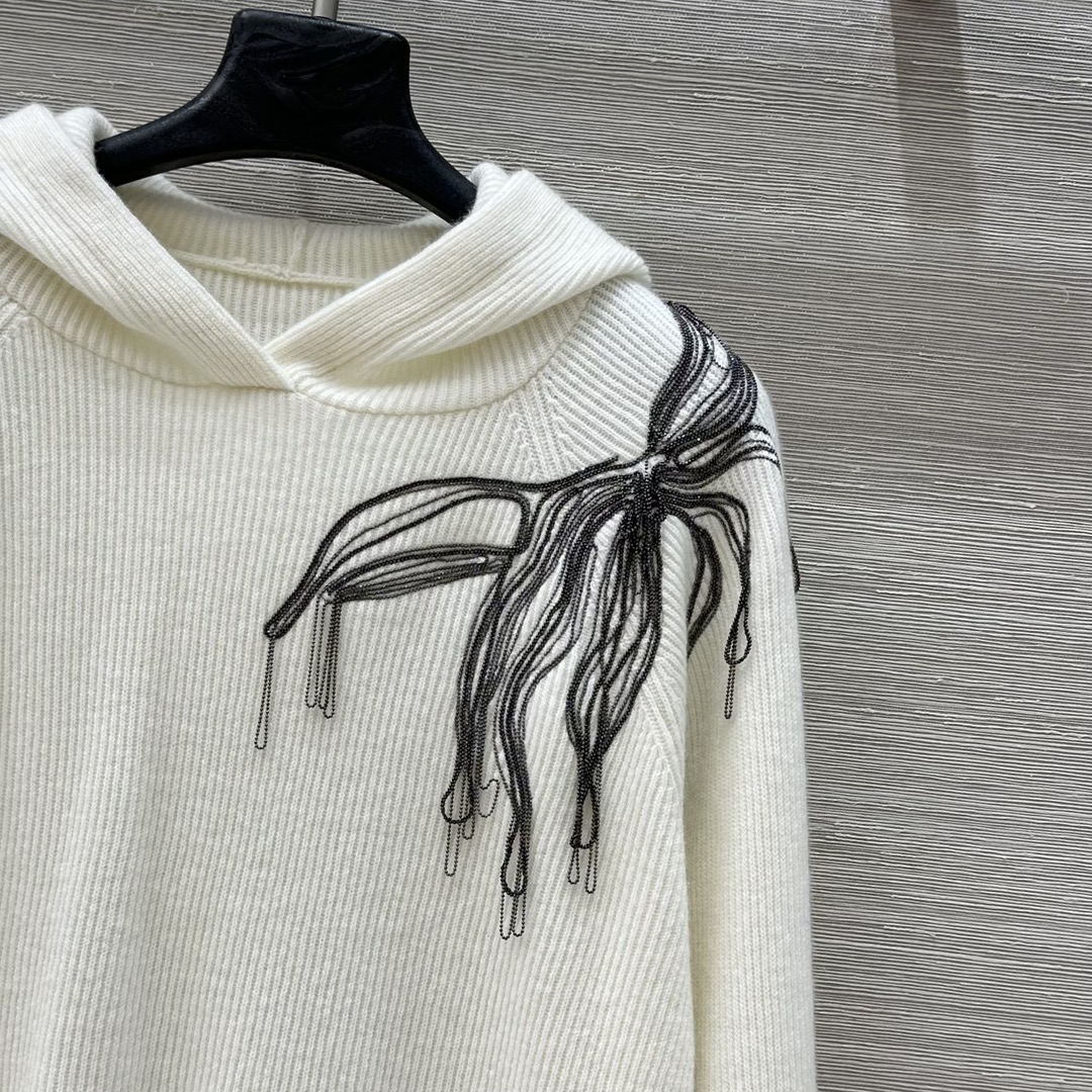 “Premium Wool Sweater with Copper Chain Decoration – Classic Loose-Shouldered Style for a Bad-Ass Girl” - 图片 5